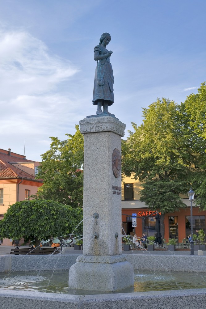 Tāravas Anniņas pamata kolonna un strūklaka Klaipēdā