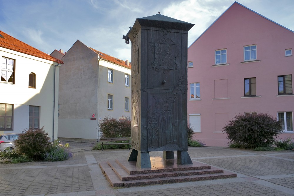 Klaipėda sculpture The Tower in a square near a pink building