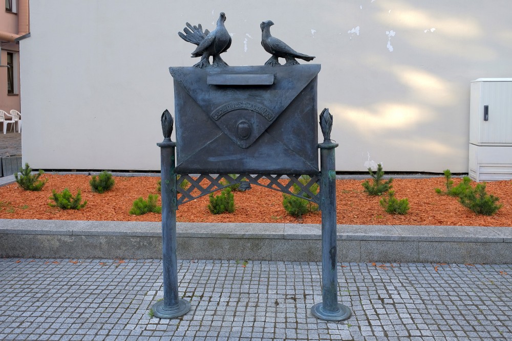 Sculpture Old Town Post in Klaipėda with bronze pigeon figures