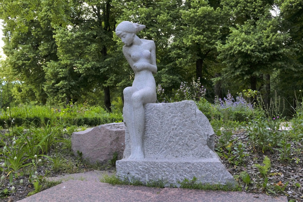 Sēdošas meitenes skulptūra Klaipēdas Skulptūru parkā
