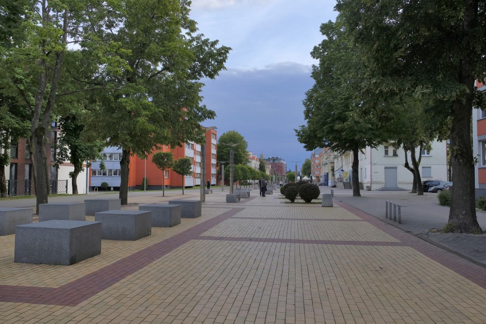 Martina Mažvīda gājēju aleja Klaipēdā ar akmens soliem un koku rindām