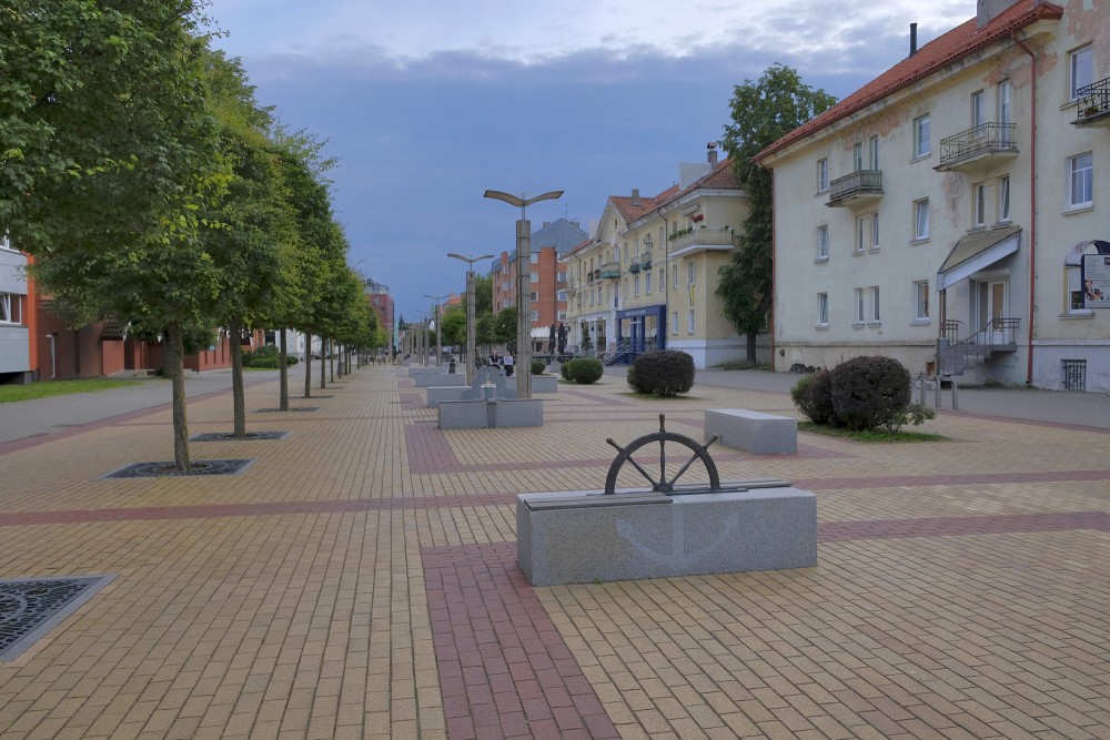Martina Mažvīda gājēju aleja Klaipēdā ar kuģa stūres elementu uz sola