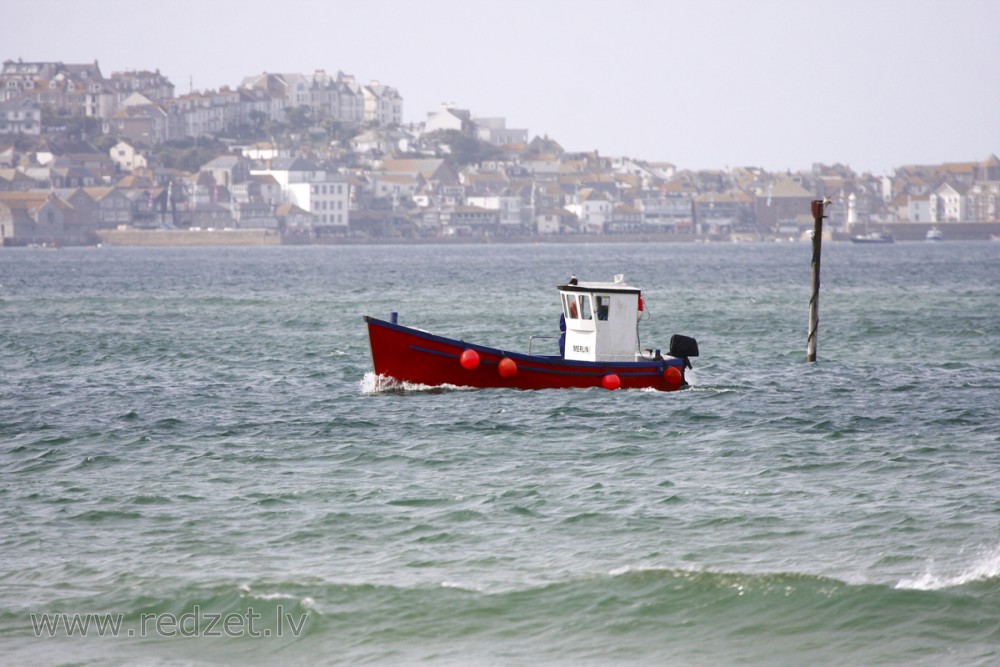 Motorlaiva pie St Ives, Anglijā