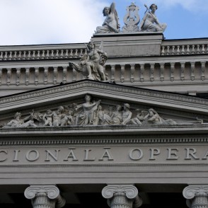 Fasādes fragments (Latvijas Nacionālā opera) Fasādes fragments (Latvijas Nacionālā opera)