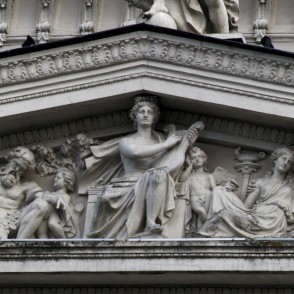 Skulptūras ēkas fasādē (Latvijas Nacionālā opera) Skulptūras ēkas fasādē (Latvijas Nacionālā opera)