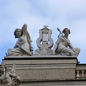 Skulptūra ēkas fasādē (Latvijas Nacionālā opera) Skulptūra ēkas fasādē (Latvijas Nacionālā opera)
