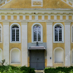 Asares luterāņu baznīcas centrālā fasāde Asares luterāņu baznīcas centrālā fasāde