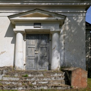 Elkšņu luterāņu baznīcas ieejas portāls Elkšņu luterāņu baznīcas ieejas portāls