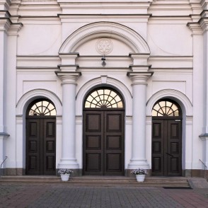 Daugavpils Jaunavas Marijas baznīcas ieejas portāls Daugavpils Jaunavas Marijas baznīcas ieejas portāls