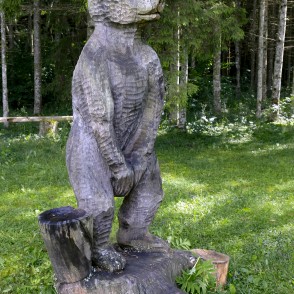 Lāča skulptūra pie Ķeveles avotiem Lāča skulptūra pie Ķeveles avotiem
