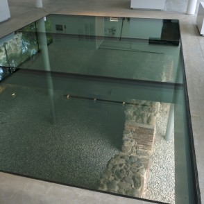 Ekspozīcijas "de Woldemer" stikla grīda Ekspozīcijas "de Woldemer" stikla grīda