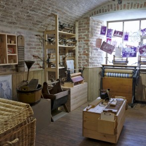 Ekspozīcija "Mājā un sētā", Valmieras muzejs Ekspozīcija "Mājā un sētā", Valmieras muzejs